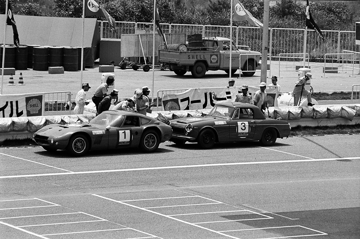 Fuel refueling was carried out at the refueling stand just before the pit. This was because, at the time, handling hazardous materials required a license, and refueling could only be done at designated refueling stations.