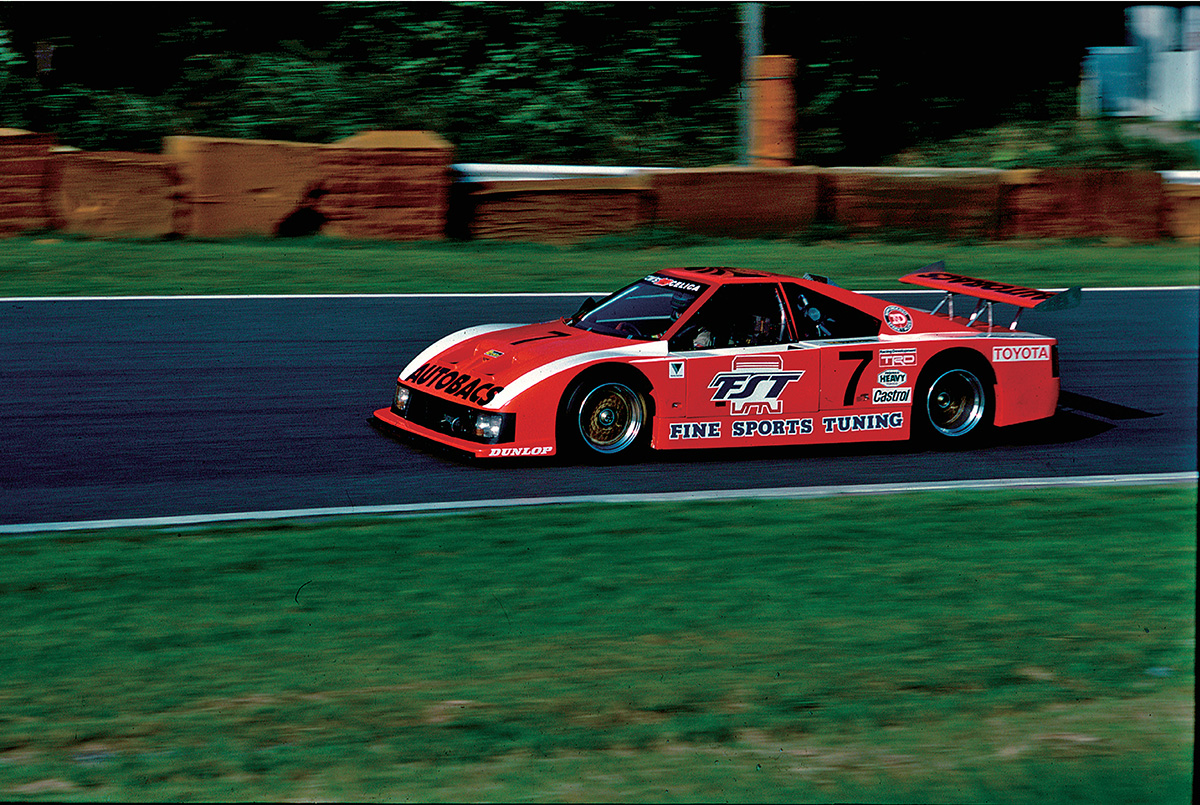 The first domestically produced Group C car, the "TOM'S Dome Celica IC," retired at the hairpin after the start.