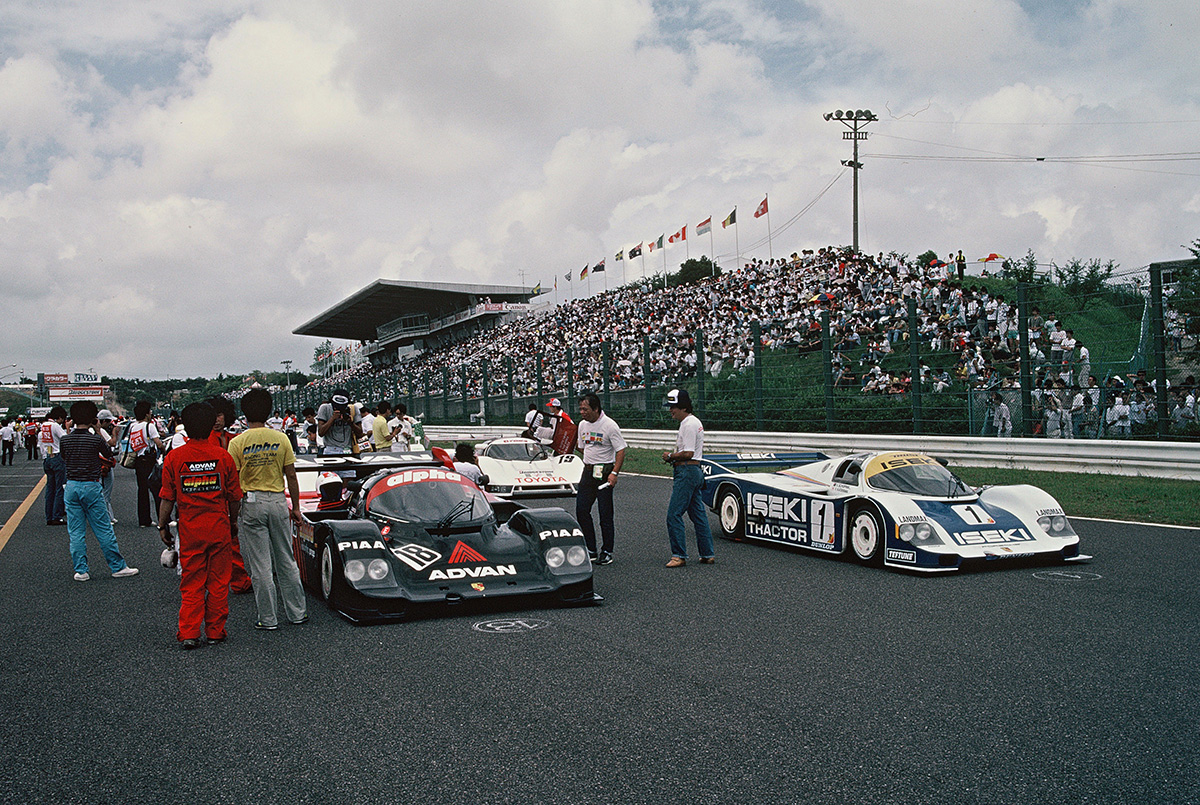 The average speed of the 240Z when Kunimitsu Takahashi won 11 years earlier was 140 km/h, which significantly increased to 154.701 km/h with the Porsche 956.