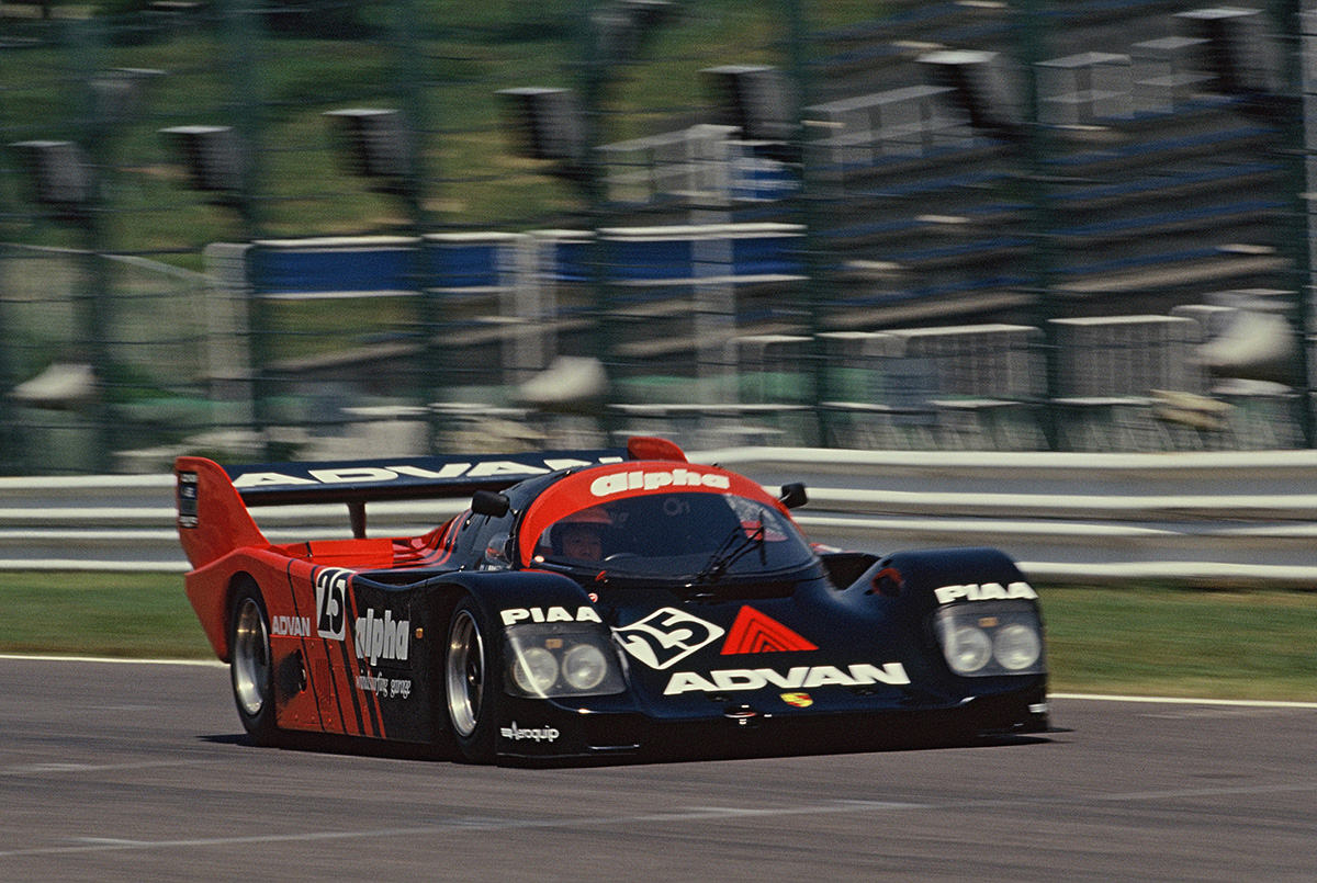 Advan quickly introduced the Porsche 962C and won the 1000km race consecutively. Additionally, three Porsche 956s also participated and finished the race.