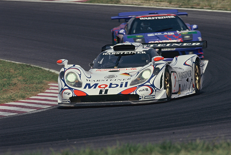 This season's machine extensively uses CFRP parts, making the 911GT1 more of a racing car.