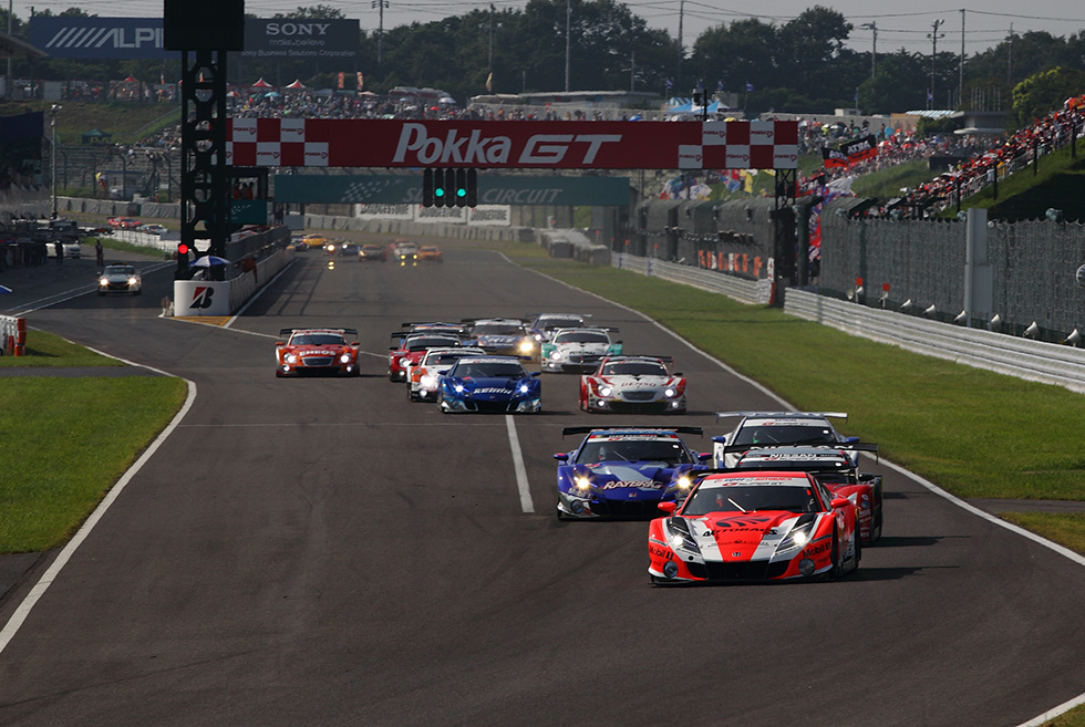 Honda HSV-010 appears in the 1000km race. Pole position was claimed by Kobayashi, debuting in GT500 with ARTA. ARTA took the lead from the middle of the race and went on to win.