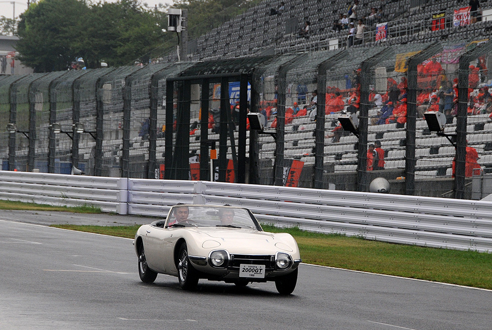 To commemorate the 40th running, the open-top Toyota 2000GT that won the first event was driven on track.