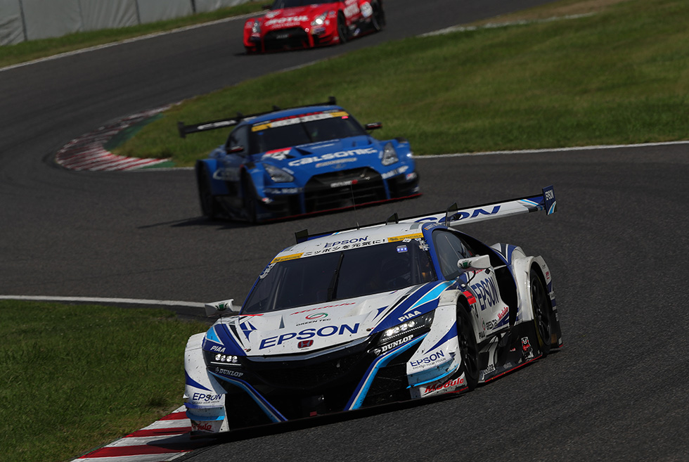 The Epson NSX started from 4th place in qualifying. In the middle of the race, it moved up to 2nd place, then took the lead during pit stops and pulled away.