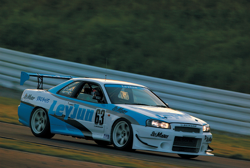 The leading #22 pitted on the final lap. Unable to receive the checkered flag, #15 won the RS class.