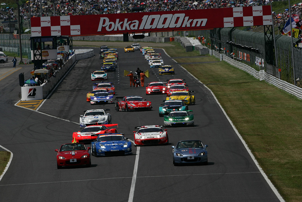 Led by two S2000 pace cars, the Suzuka 1000km featuring only SUPER GT machines starts.