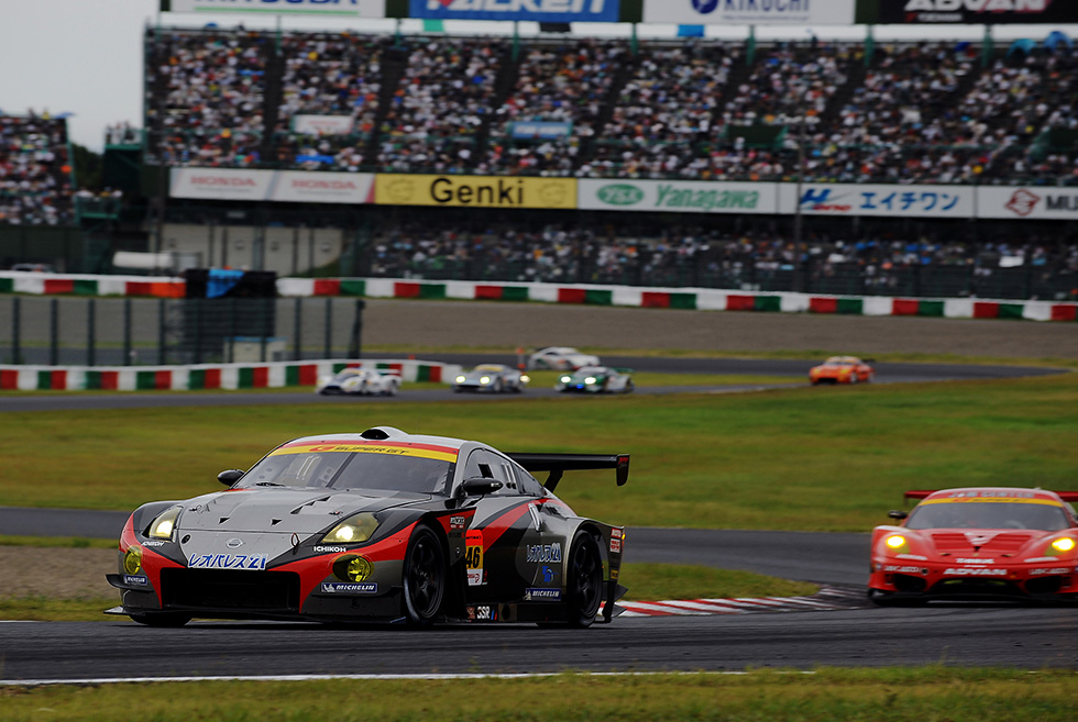 Although helped by the rivals' retirements, Kazuki Hoshino, the GT500 champion from two years ago, also won in GT300.