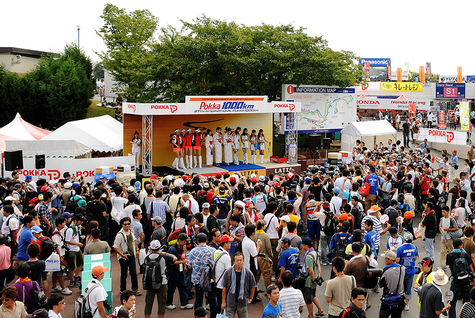 At Grand Prix Square, the popular "Campaign Girls On Stage" event was held for fans.