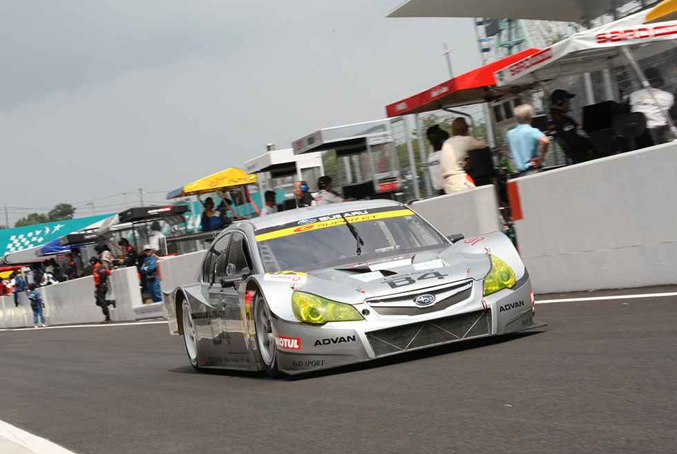 The Legacy B4 appeared in the SUZUKA 1000Km. Due to a drivetrain trouble, it only lined up on the grid for the race.