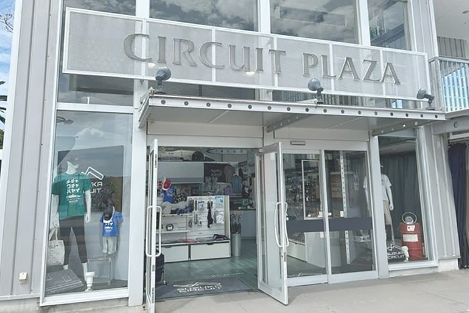 CIRCUIT PLAZA