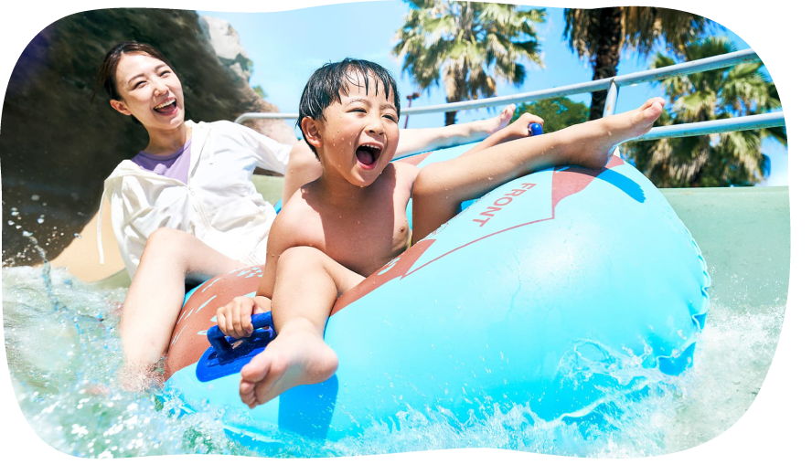 Watching the race while in the pool or from the air-conditioned Ferris wheel is also recommended
