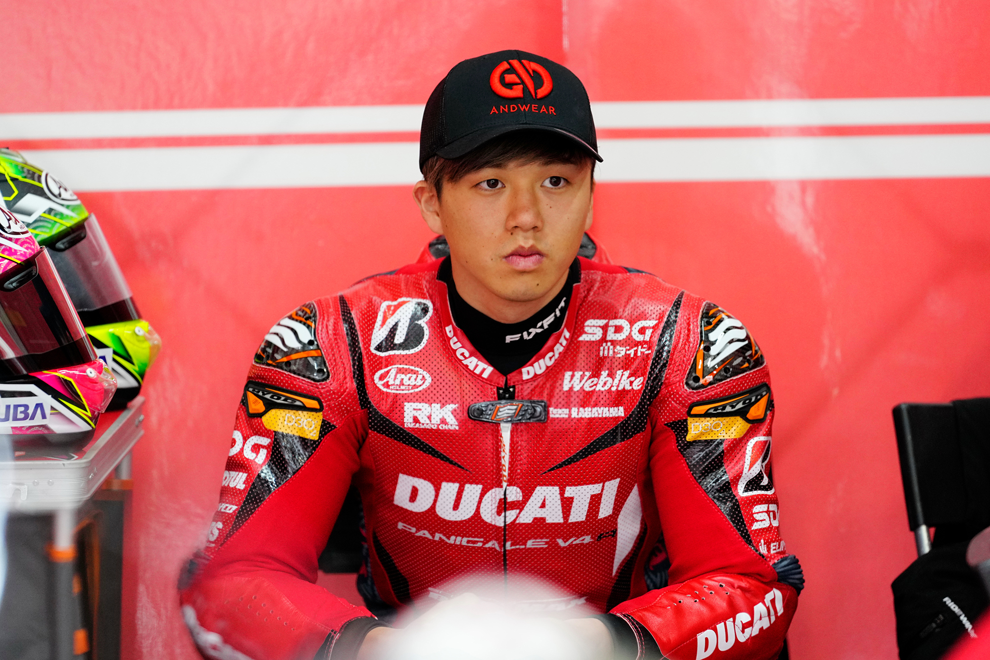 Ryo Mizuno, 26 years old, #3 / DUCATI Team KAGAYAMA / DUCATI Panigale V4R. In recent years, the JSB1000 class has been dominated by domestic manufacturers, but this season he is competing with the Italian DUCATI machine from "DUCATI Team KAGAYAMA" and achieved his first victory. He is a key player who has stirred up the "Black Ship Typhoon." He is enthusiastic about fan service and is known for engaging with fans until the end of the Pit Walk. Last year's MFJ Grand Prix saw him achieve back-to-back victories on the Honda CBR1000RR-R.