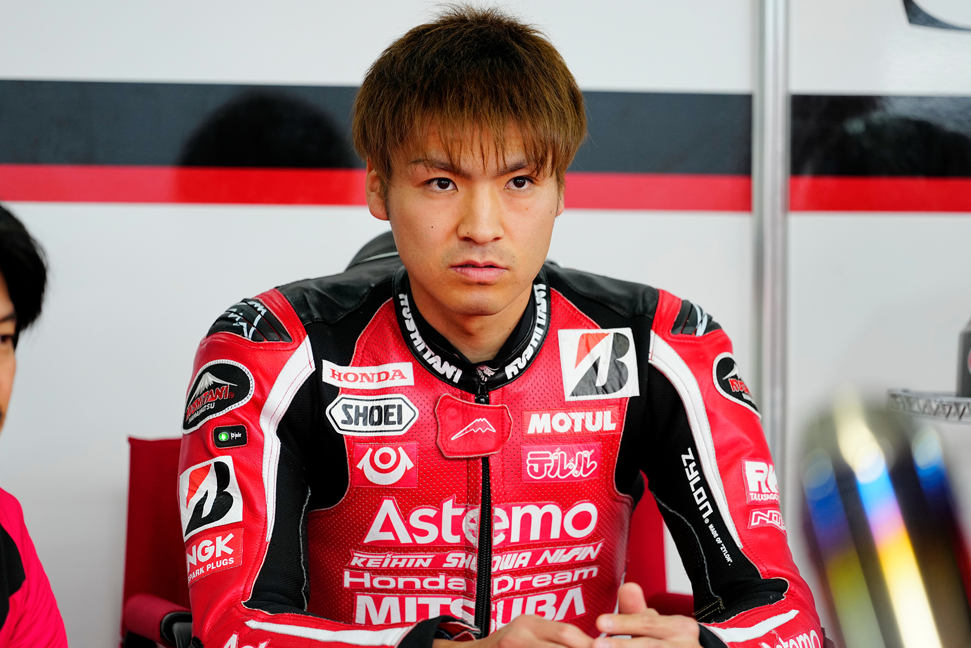 Kota Nosone, 28 years old, #32 / Astemo HondaDream SI Racing / Honda CBR1000RR-R. In the 2020 season of the JSB1000 class, he won the championship with the YAMAHA YZF-R1. After winning the title, he moved on to compete in the Superbike World Championship and Moto2™, and returned to domestic racing this season. He switched to the Honda CBR1000RR-R, leveraging his overwhelming acceleration to join the top ranks. Additionally, his skills in racing games are on a professional level.