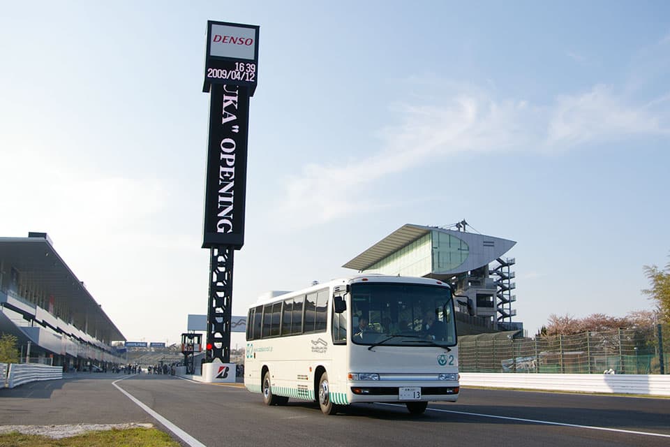 レーシングコース バス走行