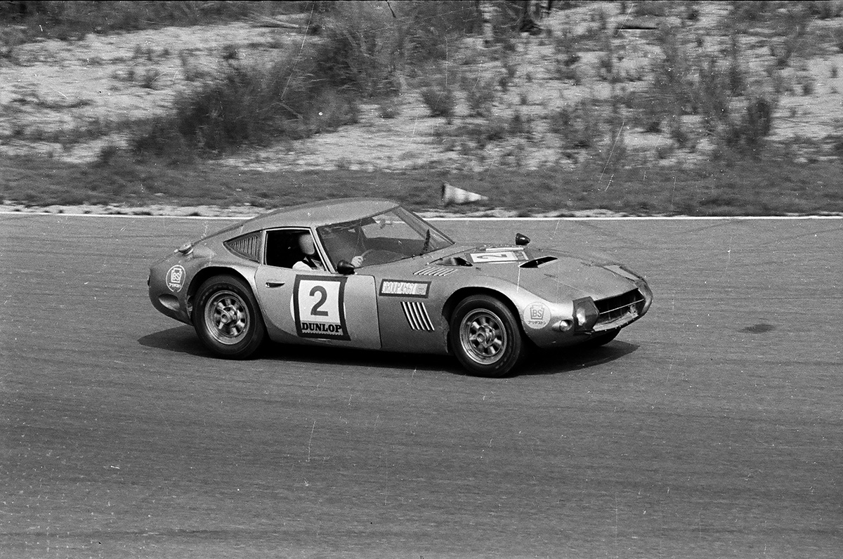 Toyota 2000GT 獨佔第1至第2名。第3名以下落後2圈的精彩表現。