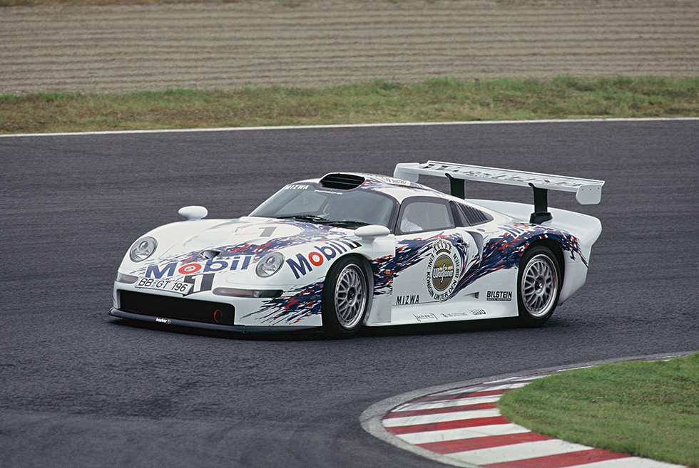 塗裝有保時捷911GT1配色的量產車，在鈴鹿進行示範跑。