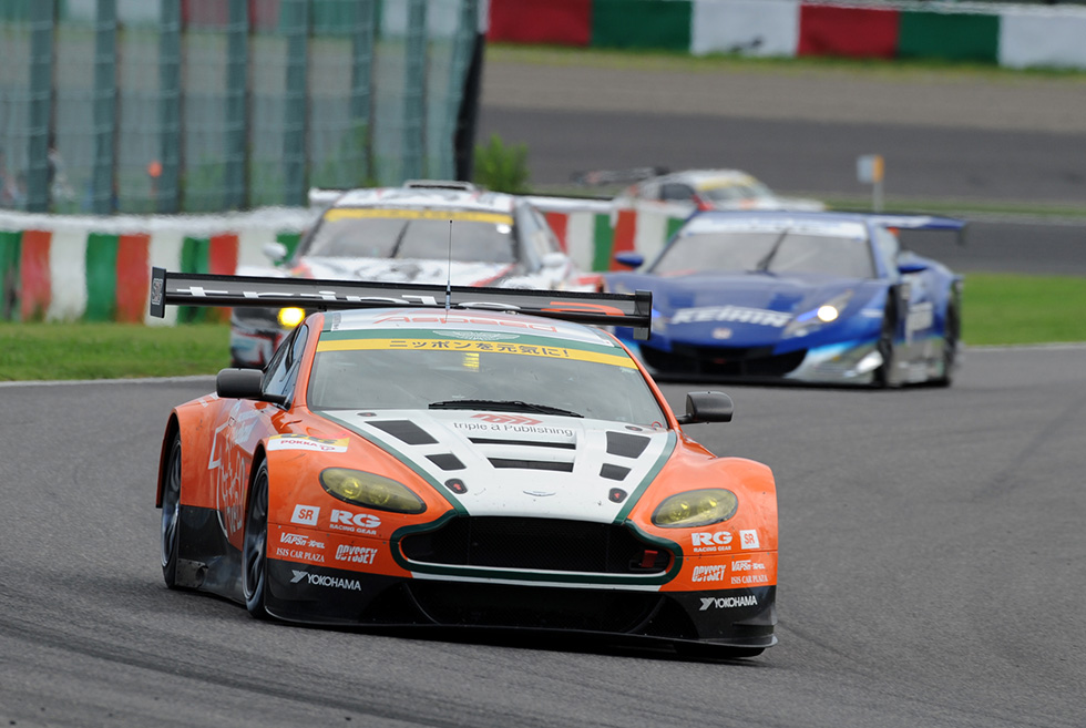 因燃料箱容量超標，Aston Martin從GT300組最後方起跑，但成功追趕並奪冠。