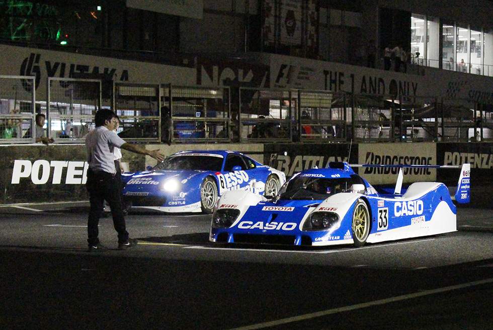 前夜祭「TOYOTA GT 傳承的挑戰精神」示範賽TS010（前方）與ESSO Ultraflo Supra並列賽道上。