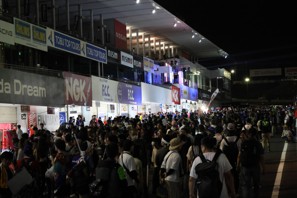 夜間賽道步行