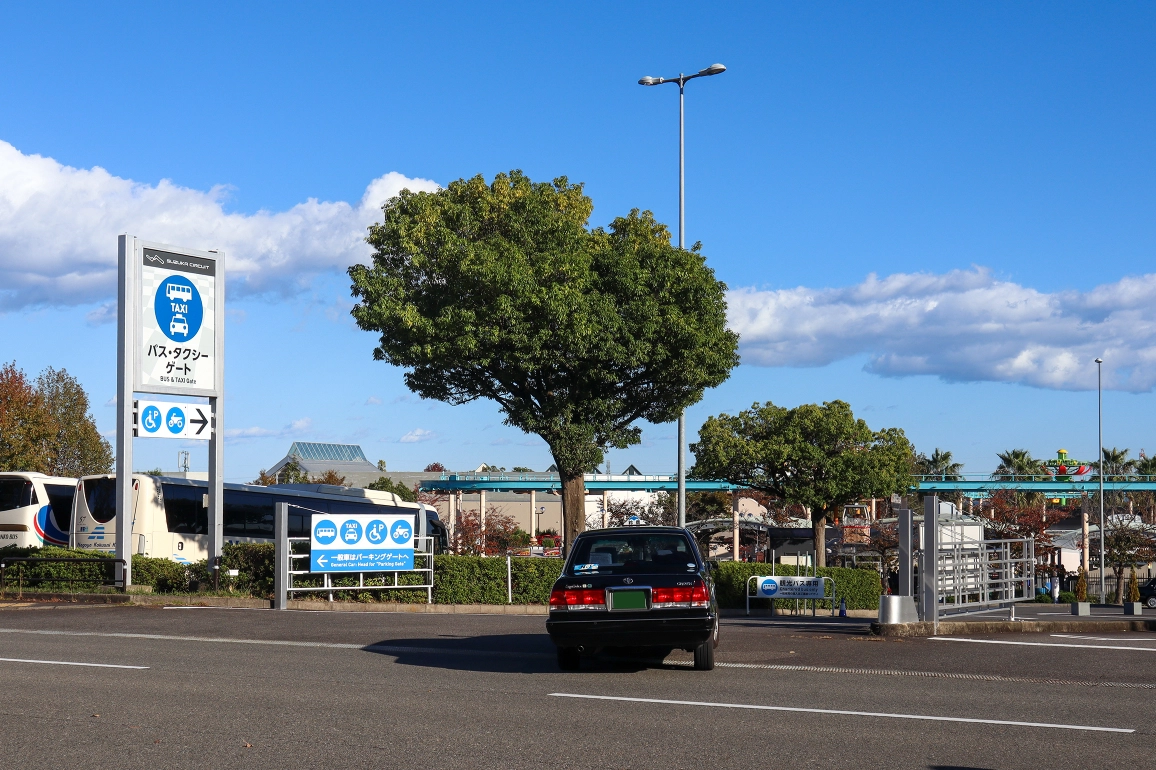 巴士・計程車大門入口