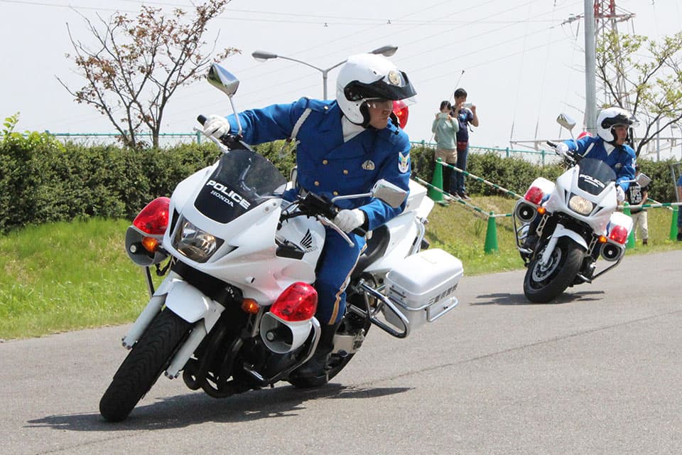 白色警用摩托車
