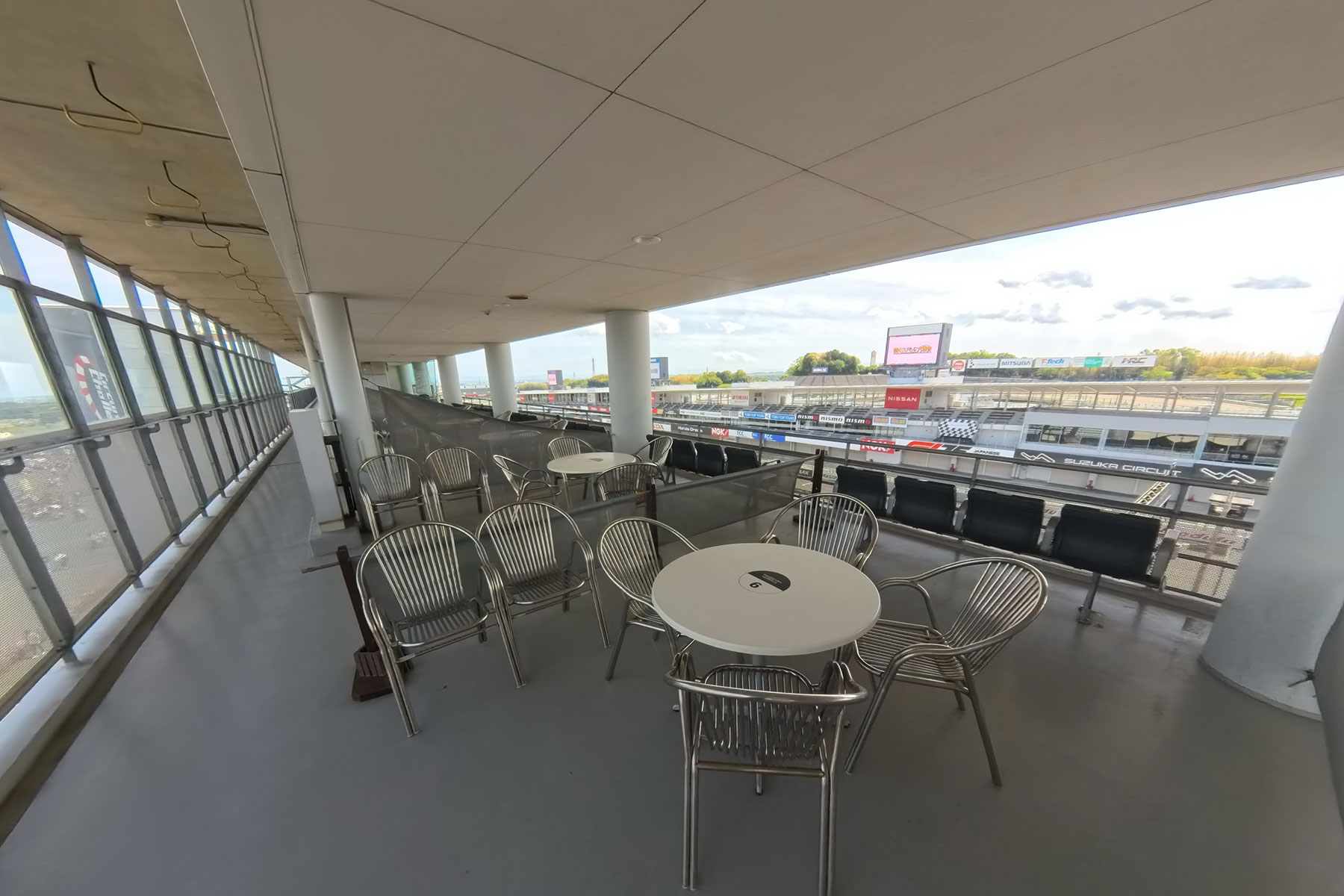 從全景露台的視野。位於鈴鹿賽車場視訊正面的易於觀看的位置