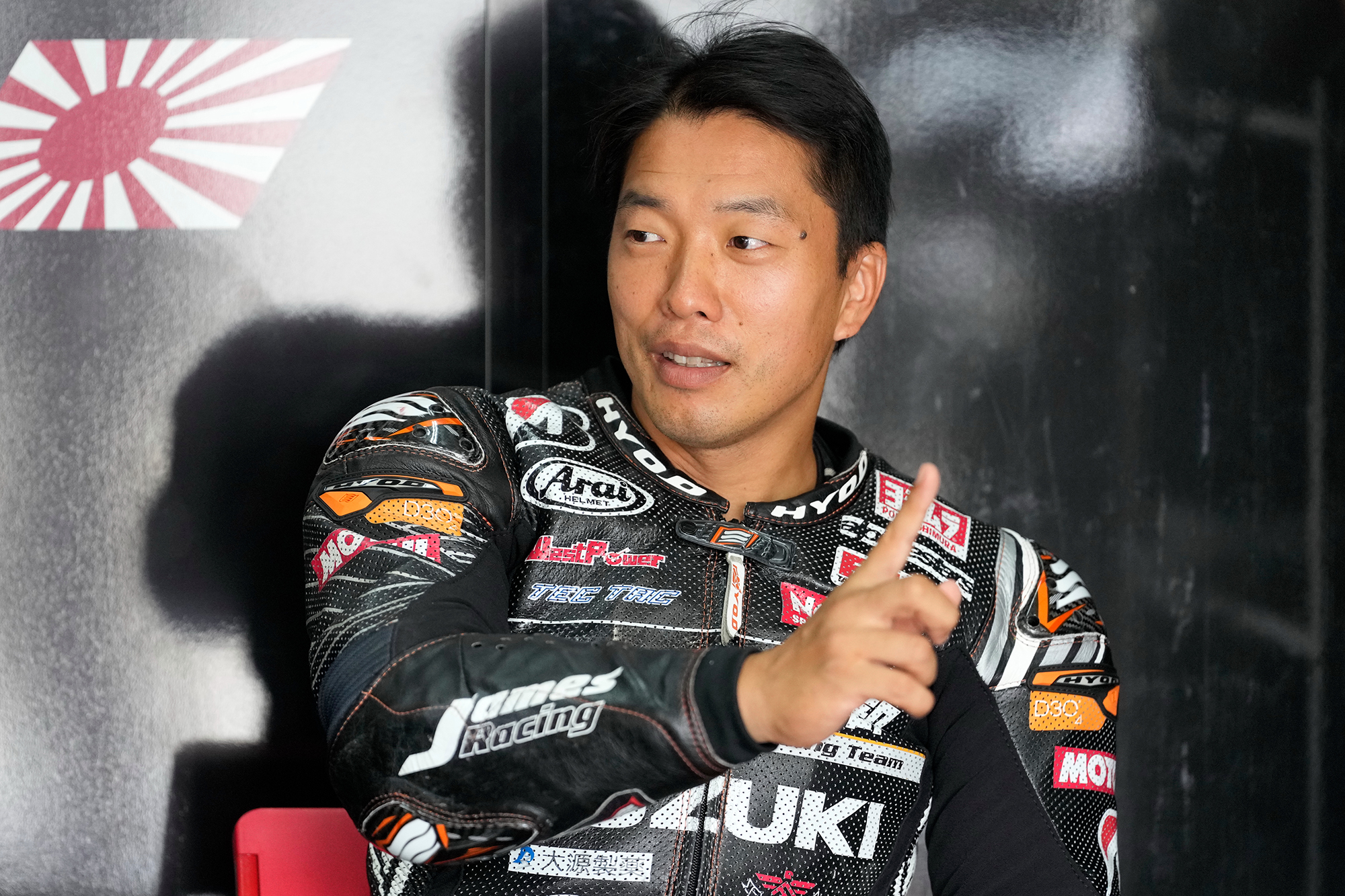 津田拓也 39歲　 #6／AutoRace 宇部賽車隊／SUZUKI GSX-R1000R曾經擔任SUZUKI的MotoGP™測試騎手。現在參加由宇部賽車隊參賽的JSB1000級別及鈴鹿8耐，展開與前列的競爭。作為唯一全力參加JSB1000級別的SUZUKI GSX-R1000R騎手，承載著SUZUKI粉絲的聲援。訓練用的自行車似乎是爬坡機。